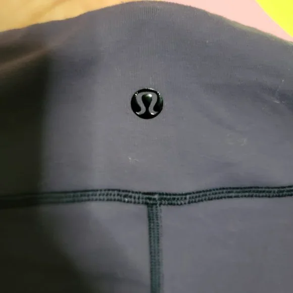 Lululemon Navy Crop Size 8 - Picture 4 of 5